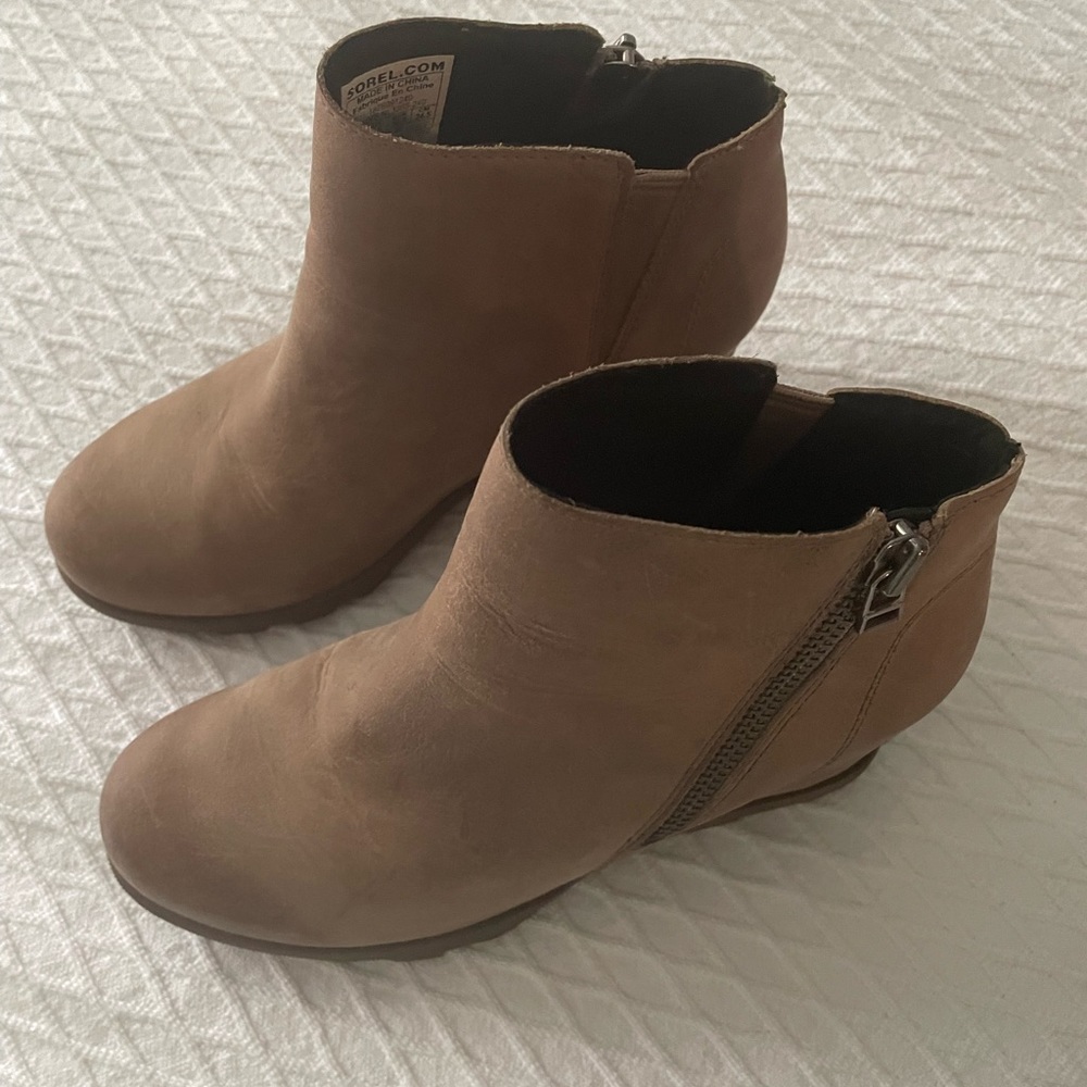 Sorel Women’s size 7.5 Joan of Arctic Taupe Oiled Leather Wedge Boots Booties